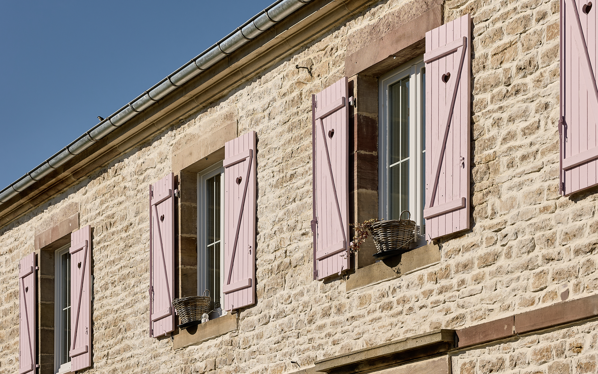 Détail de la façade de l'ancien presbytère rénové à Sainte-Marie-en-Chaux à vendre - Arrière-Cour, agence immobilière spécialisée en Haute-Saône