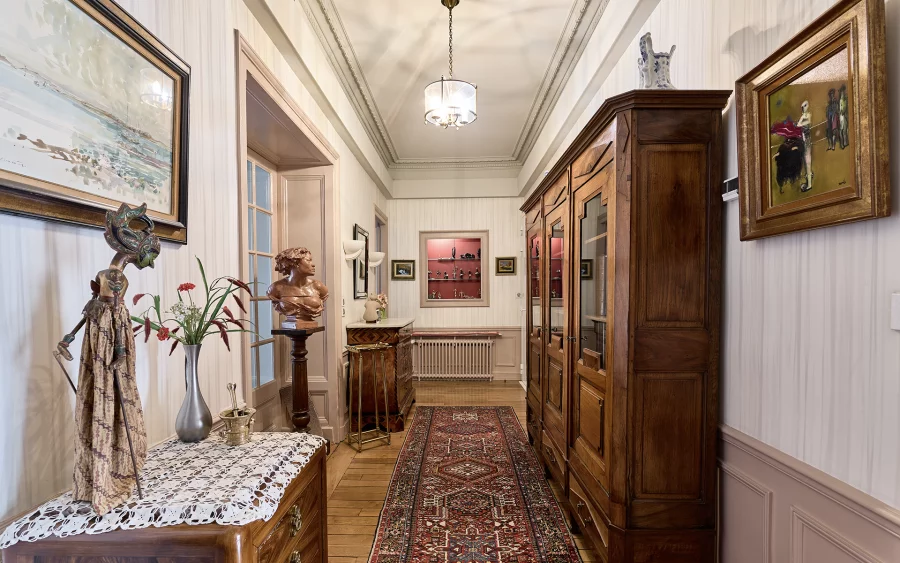 Entrée de l'appartement haussmannien dans le centre historique de Besançon à vendre - Arrière-Cour, agence immobilière spécialisée dans le Doubs
