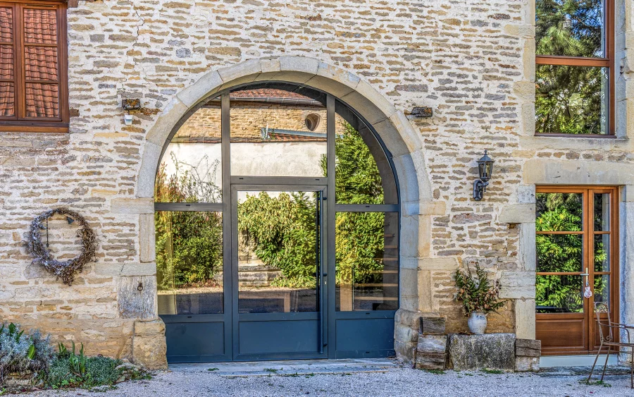 Entrée du domaine seigneurial des XVe-XVIe siècle près de Dijon à vendre - Arrière-Cour, agence immobilière spécialisée en Côte-d'Or