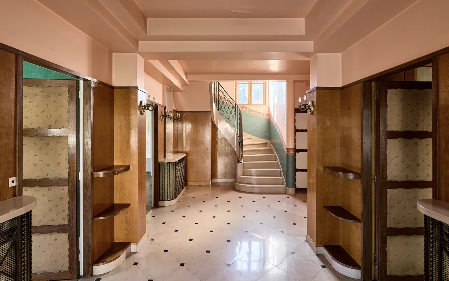 Entrée de la maison Art Déco des années 1930 en centre-ville de Vesoul à vendre - Arrière-Cour, agence immobilière spécialisée en Haute-Saône