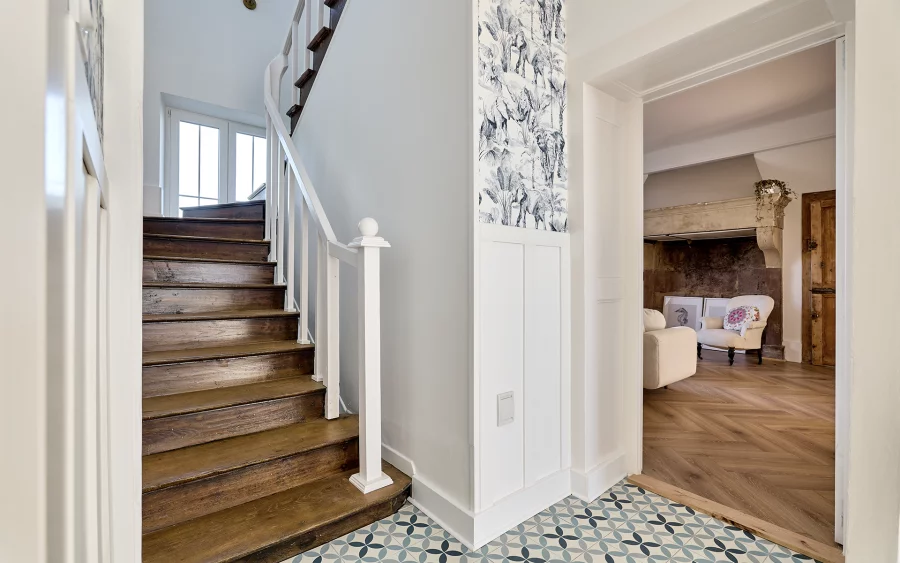 Escalier de l'ancien presbytère rénové à Sainte-Marie-en-Chaux à vendre - Arrière-Cour, agence immobilière spécialisée en Haute-Saône