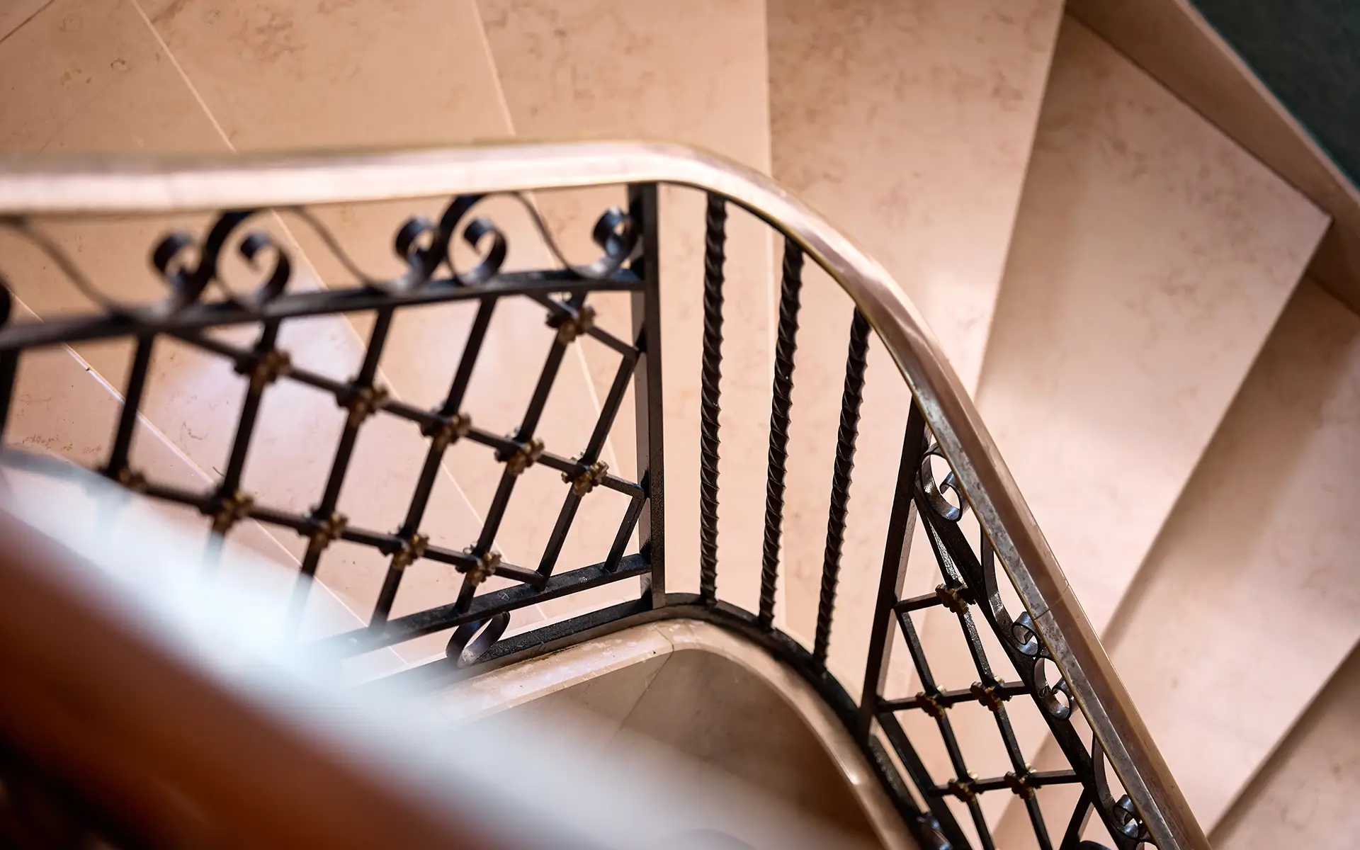 Escalier de la maison Art Déco des années 1930 en centre-ville de Vesoul à vendre - Arrière-Cour, agence immobilière spécialisée en Haute-Saône