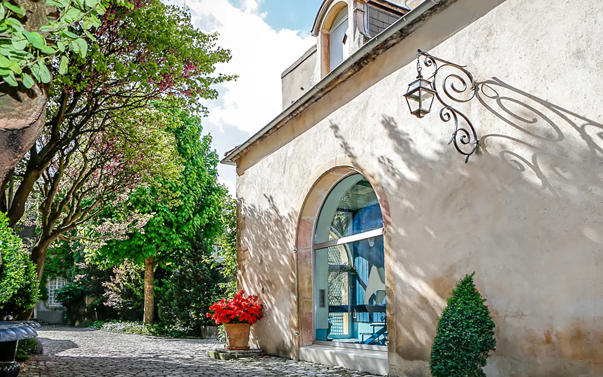 Façade et cour de l'hôtel particulier dans le centre historique de Dijon à vendre - Arrière-Cour, agence immobilière spécialisée en Côte-d'Or