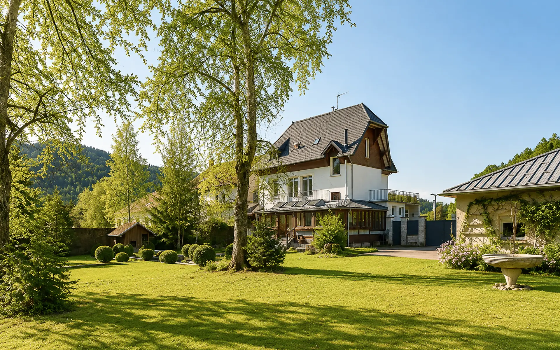 Façade et jardin de la maison de maître à Saint-Maurice-sur-Moselle à vendre - Arrière-Cour, agence immobilière spécialisée en Haute-Saône