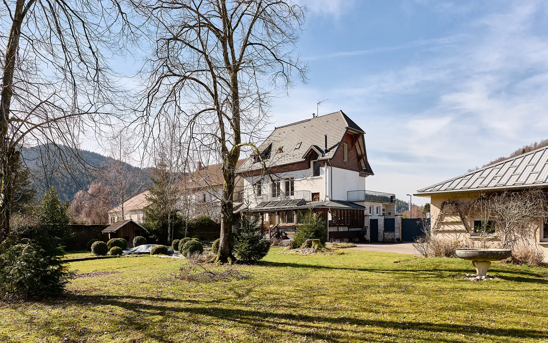 Façade et nature de la maison de maître à Saint-Maurice-sur-Moselle à vendre - Arrière-Cour, agence immobilière spécialisée en Haute-Saône