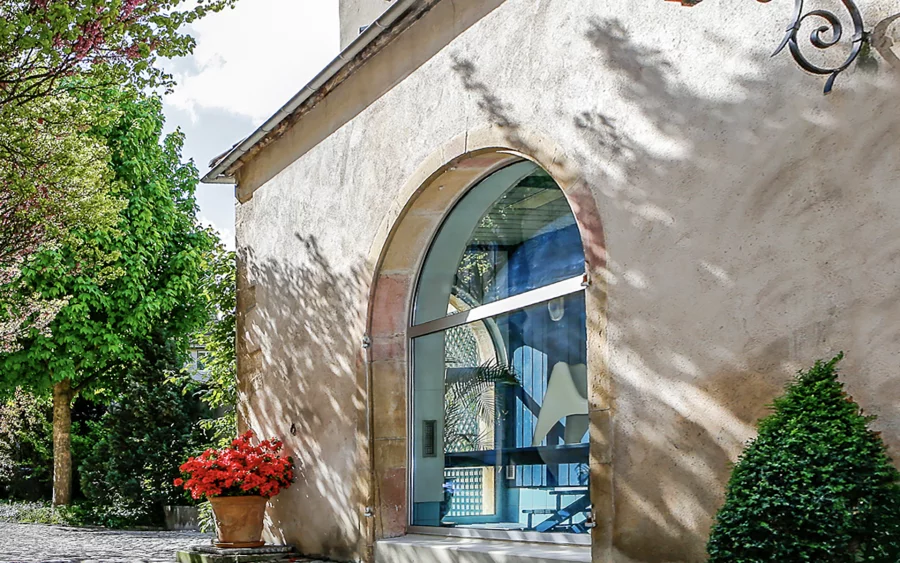 Façade de l'hôtel particulier dans le centre historique de Dijon à vendre - Arrière-Cour, agence immobilière spécialisée en Côte-d'Or
