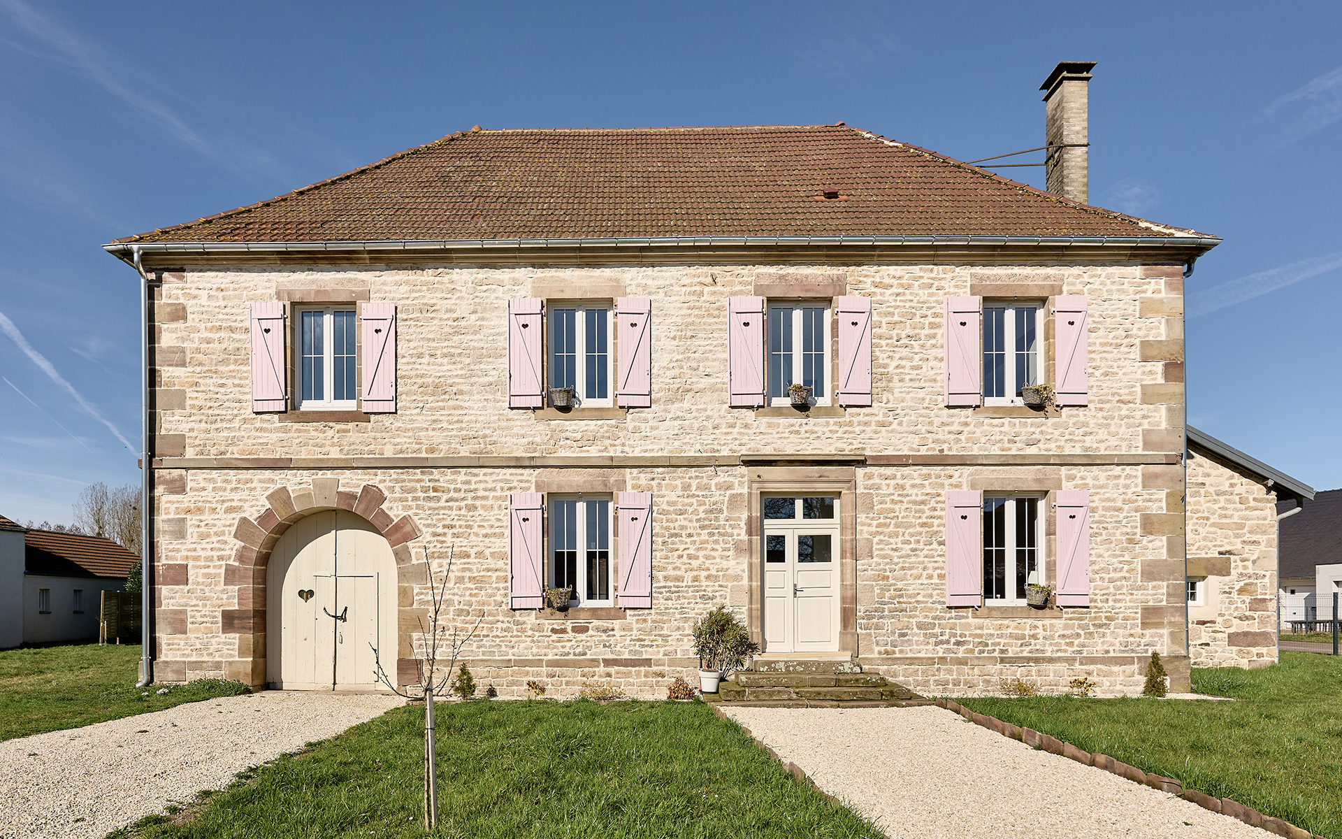 Façade lumineuse de l'ancien presbytère rénové à Sainte-Marie-en-Chaux à vendre - Arrière-Cour, agence immobilière spécialisée en Haute-Saône