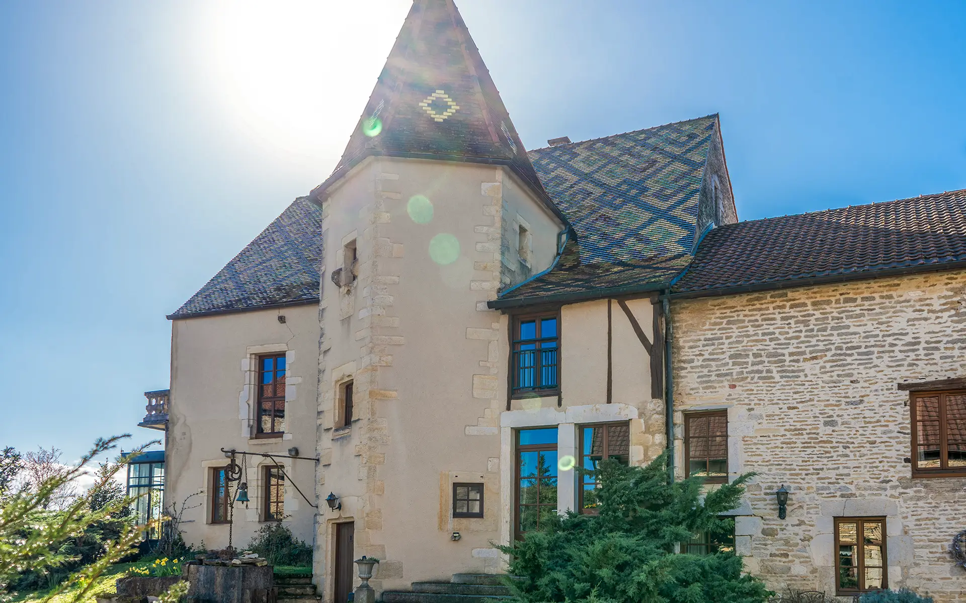 Façade lumineuse du domaine seigneurial des XVe-XVIe siècle près de Dijon à vendre - Arrière-Cour, agence immobilière spécialisée en Côte-d'Or