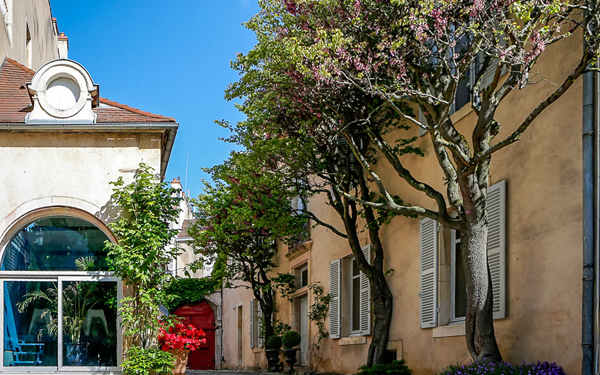 Façade lumineuse de l'hôtel particulier dans le centre historique de Dijon à vendre - Arrière-Cour, agence immobilière spécialisée en Côte-d'Or