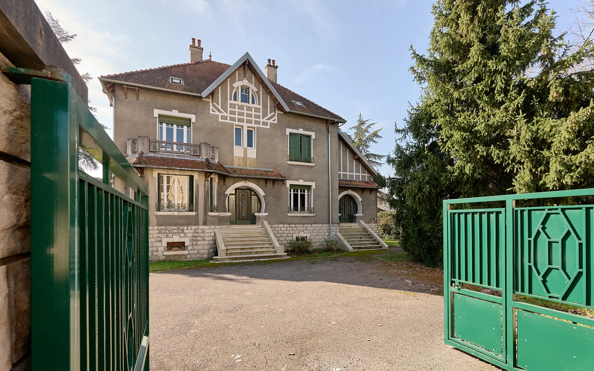 Façadae lumineuse de la maison Art Déco des années 1930 en centre-ville de Vesoul à vendre - Arrière-Cour, agence immobilière spécialisée en Haute-Saône