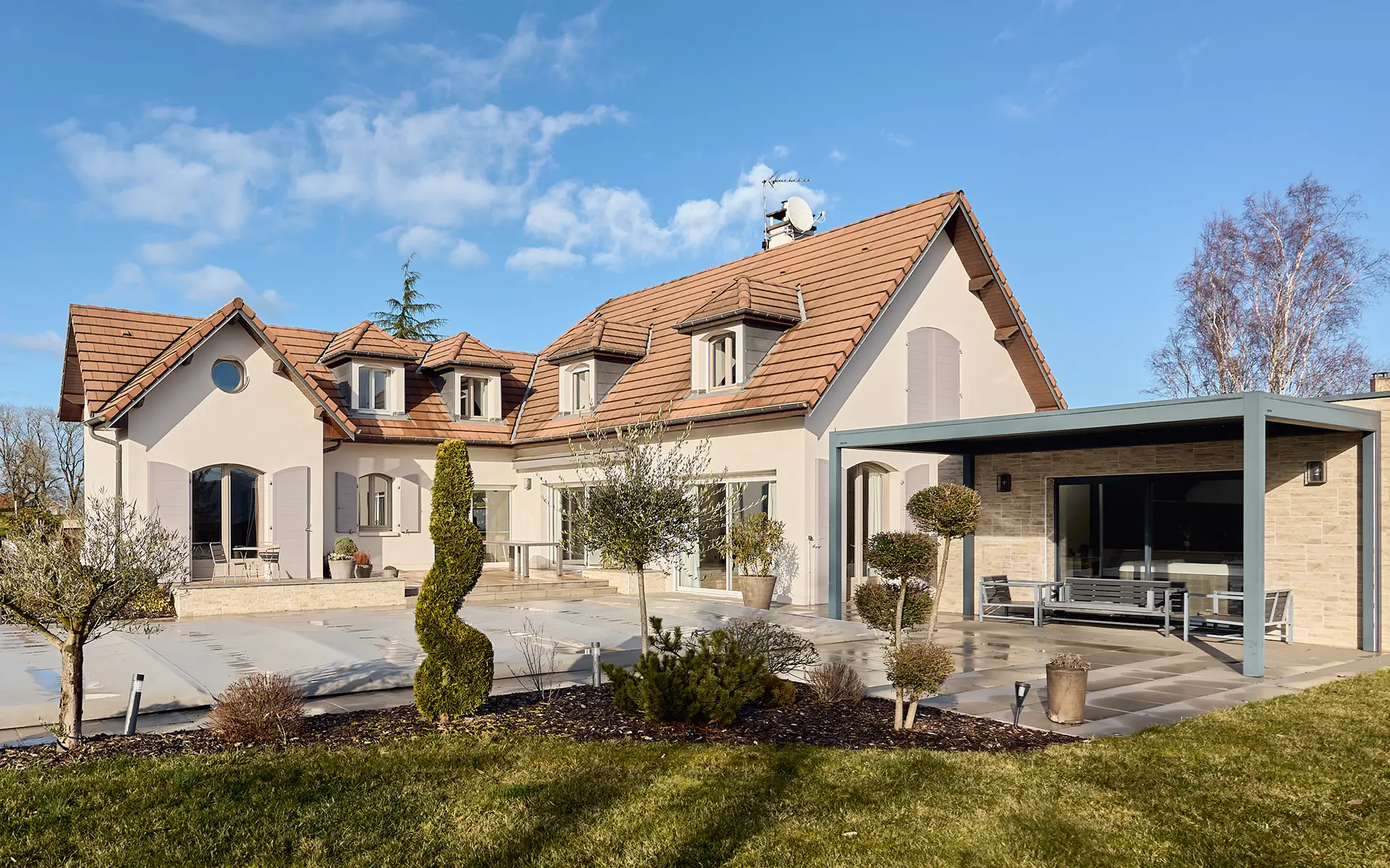 Façade de la maison contemporaine avec piscine à Besançon à vendre - Arrière-Cour, agence immobilière spécialisée dans le Doubs