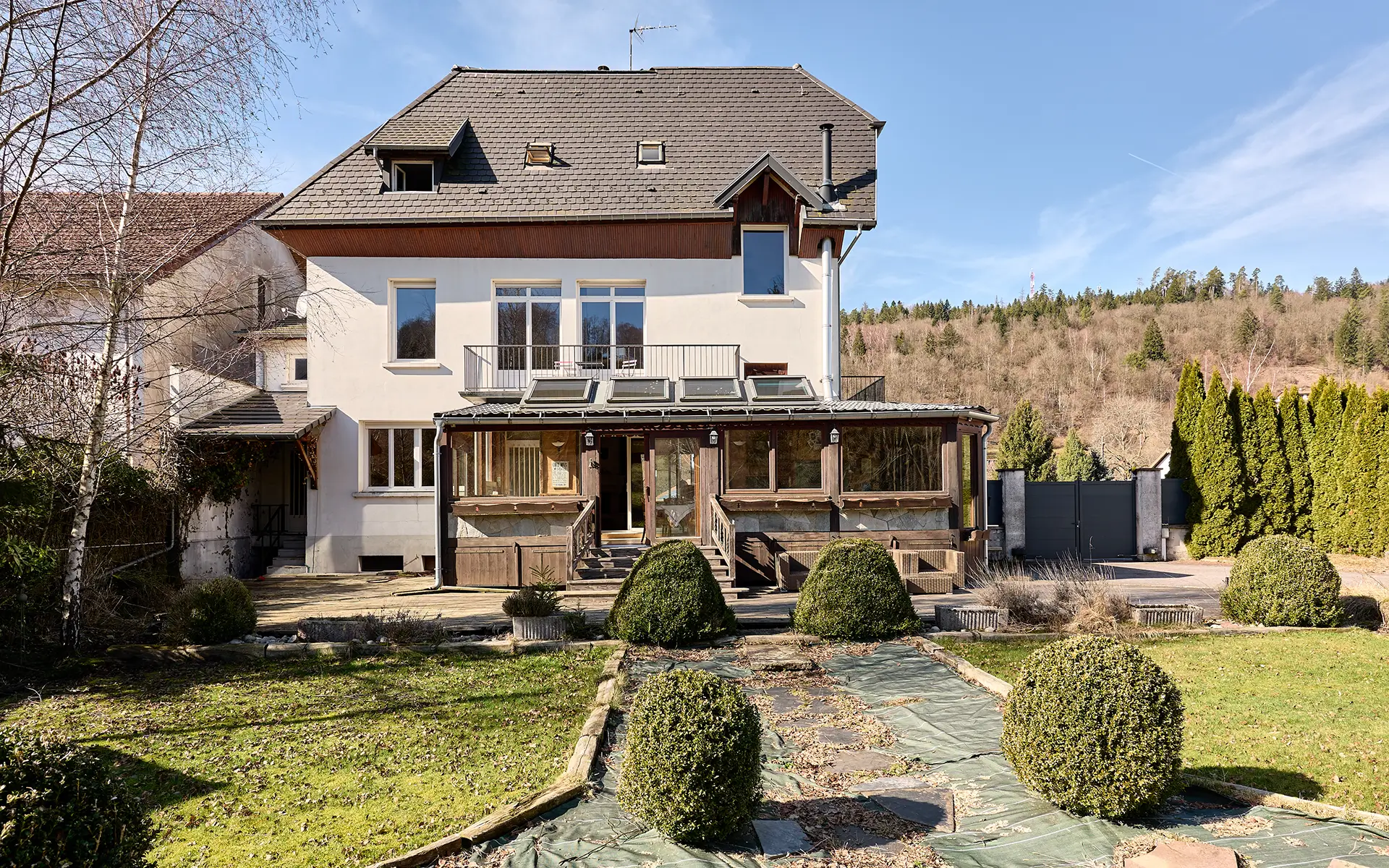 Façade lumineuse de la maison de maître à Saint-Maurice-sur-Moselle à vendre - Arrière-Cour, agence immobilière spécialisée en Haute-Saône