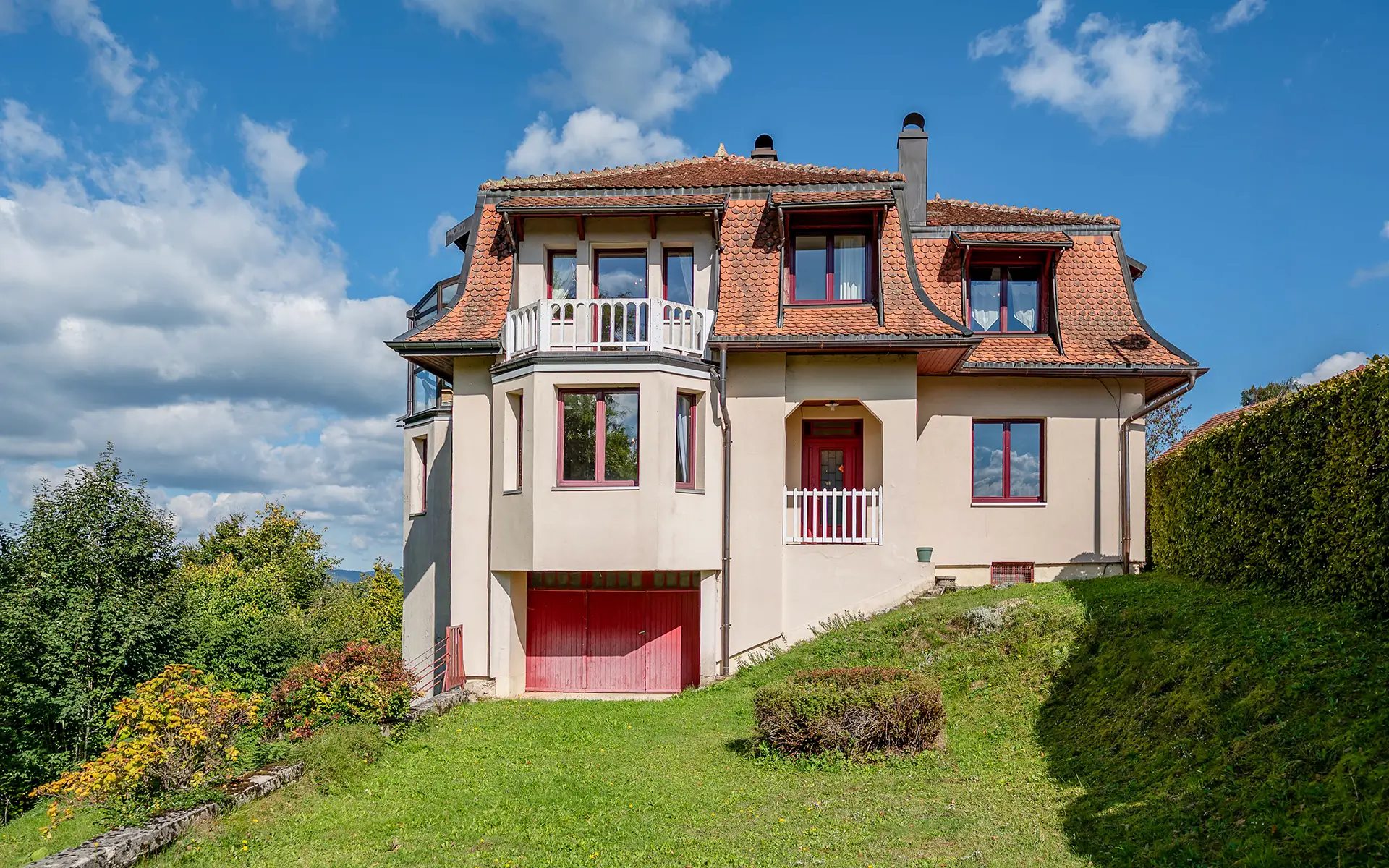 Façade lumineuse de la maison des années 30 à Malbuisson avec vue lac à vendre - Arrière-Cour, agence immobilière spécialisée dans le Doubs