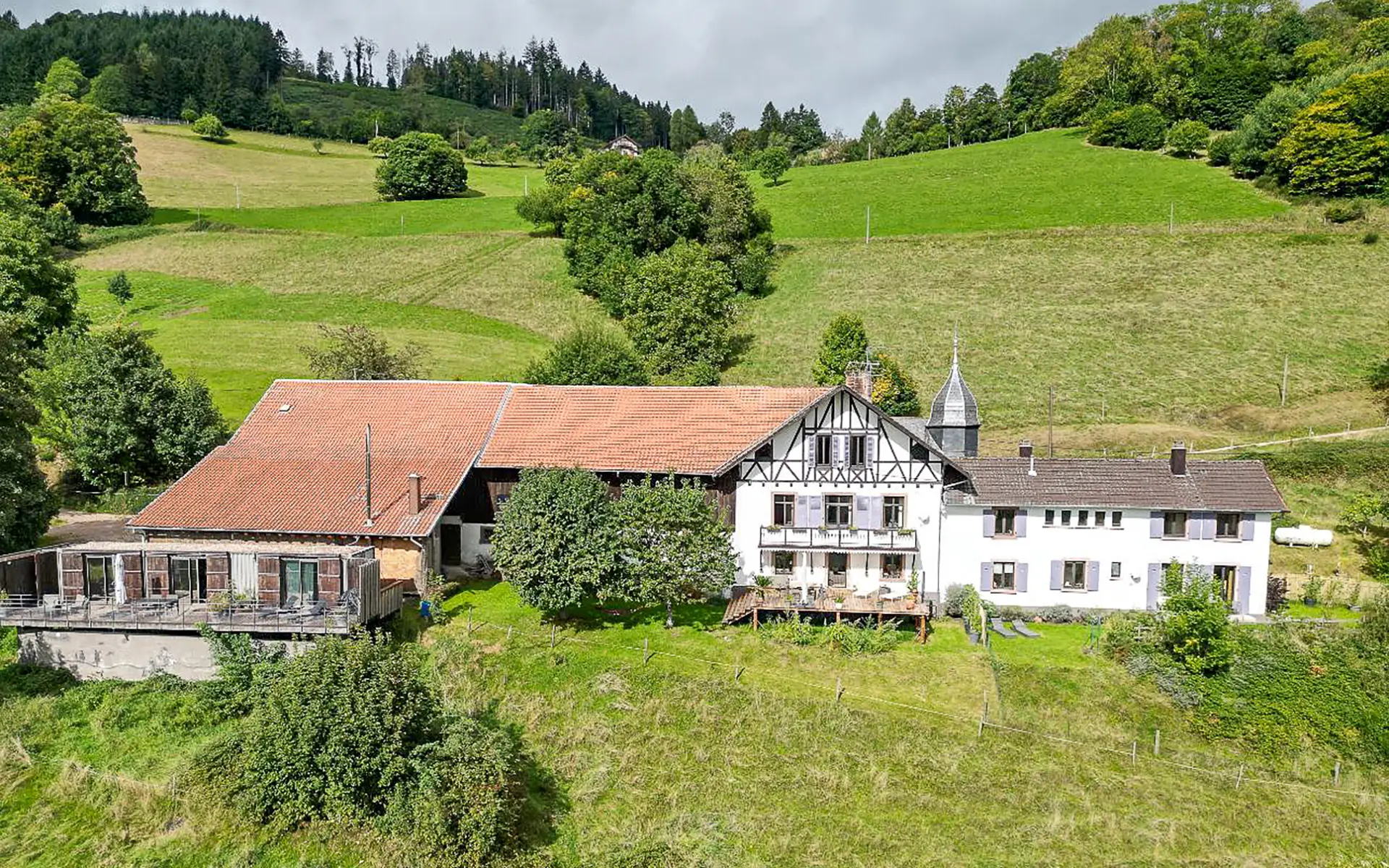 Façade lumineuse de la résidence bourgeoise rénovée au cœur du Val d’Argent à vendre - Arrière-Cour, agence immobilière spécialisée dans le Haut-Rhin