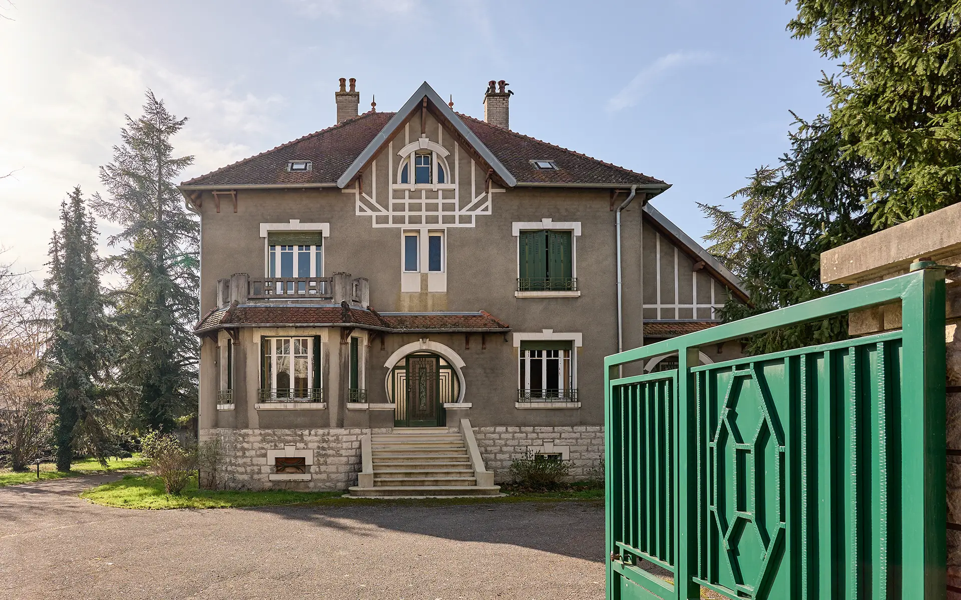 Façade de la maison Art Déco des années 1930 en centre-ville de Vesoul à vendre - Arrière-Cour, agence immobilière spécialisée en Haute-Saône