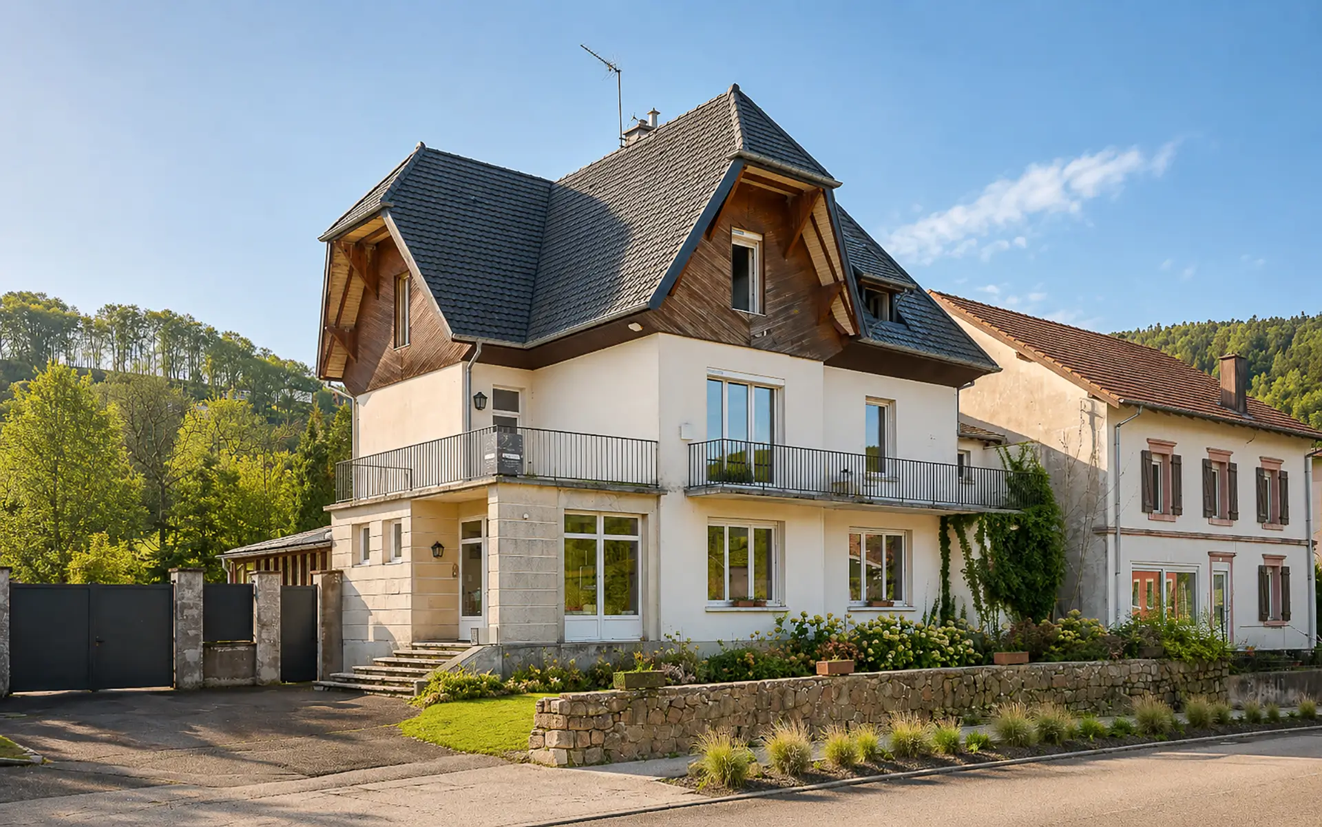 Façade de la maison de maître à Saint-Maurice-sur-Moselle à vendre - Arrière-Cour, agence immobilière spécialisée en Haute-Saône