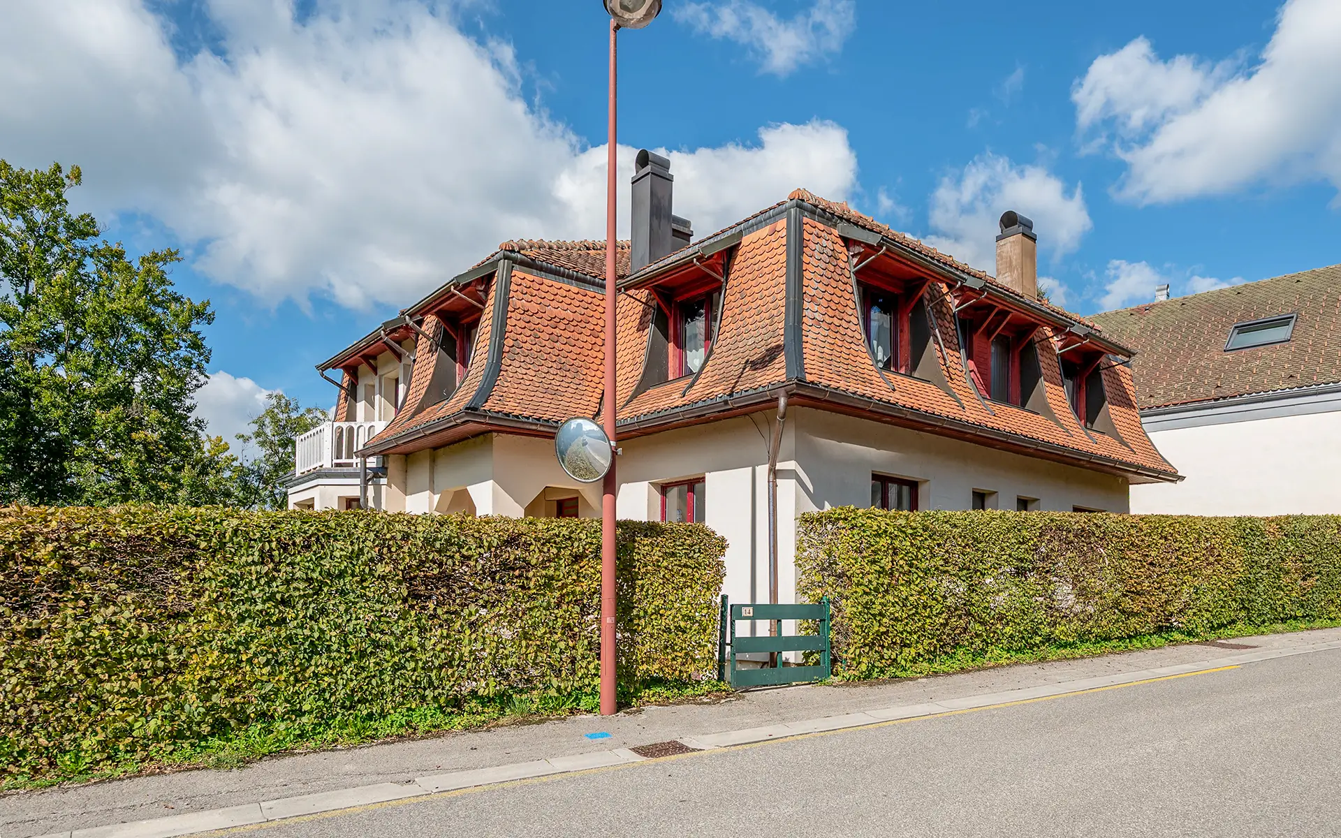 Façade de la maison des années 30 à Malbuisson avec vue lac à vendre - Arrière-Cour, agence immobilière spécialisée dans le Doubs