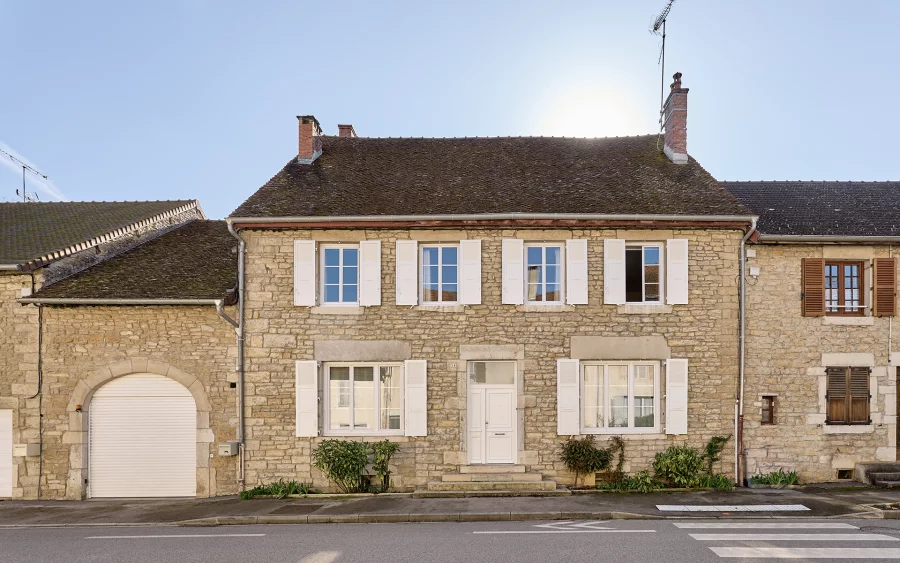 Façade de la maison en pierre à Voiteur au bord de la Seille à vendre - Arrière-Cour, agence immobilière spécialisée dans le Jura