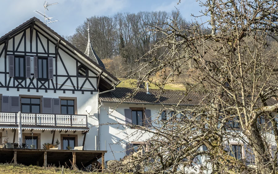 Façade de la résidence bourgeoise rénovée au cœur du Val d’Argent à vendre - Arrière-Cour, agence immobilière spécialisée dans le Haut-Rhin