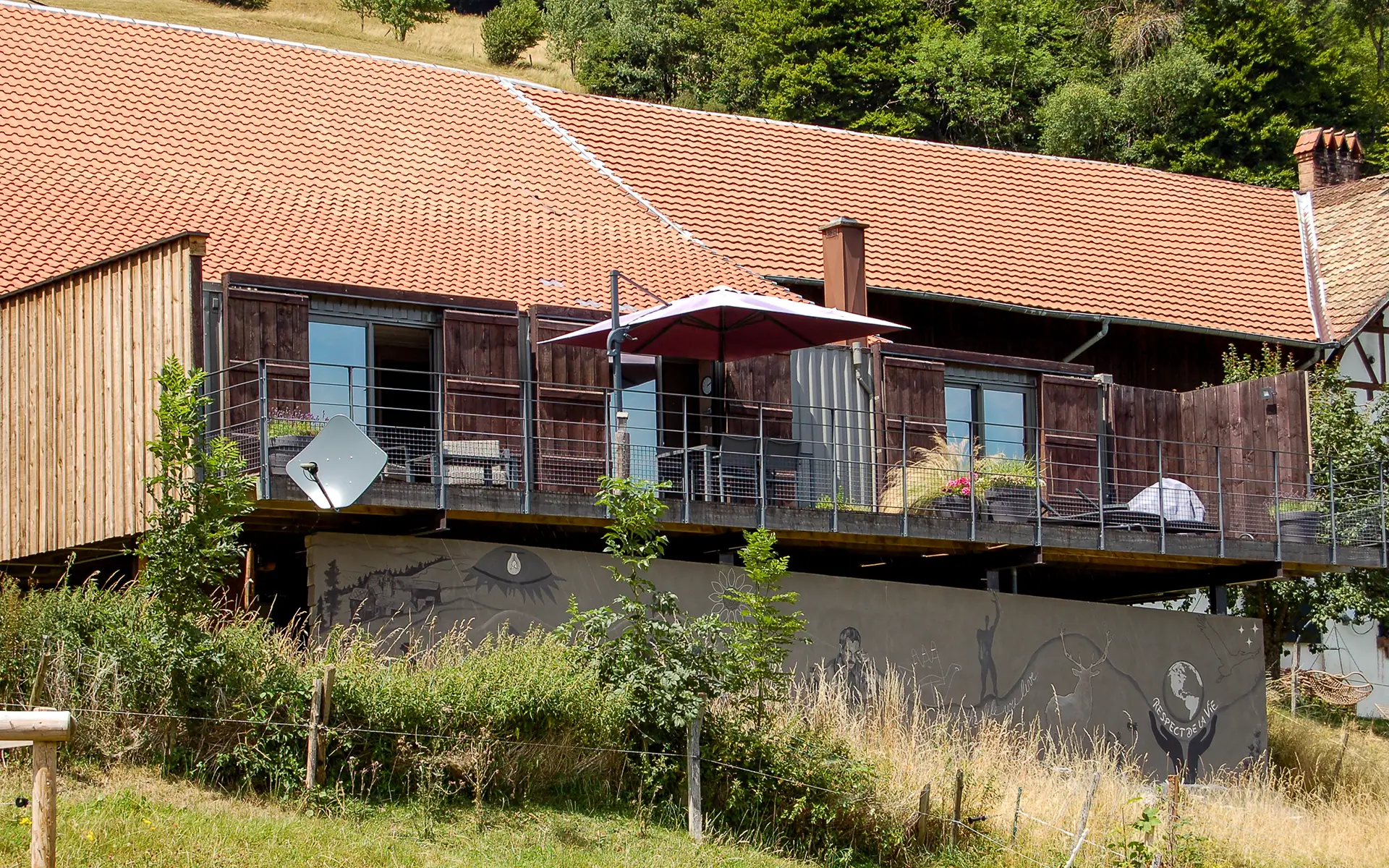 Gîte et façade lumineuse de la résidence bourgeoise rénovée au cœur du Val d’Argent à vendre - Arrière-Cour, agence immobilière spécialisée dans le Haut-Rhin