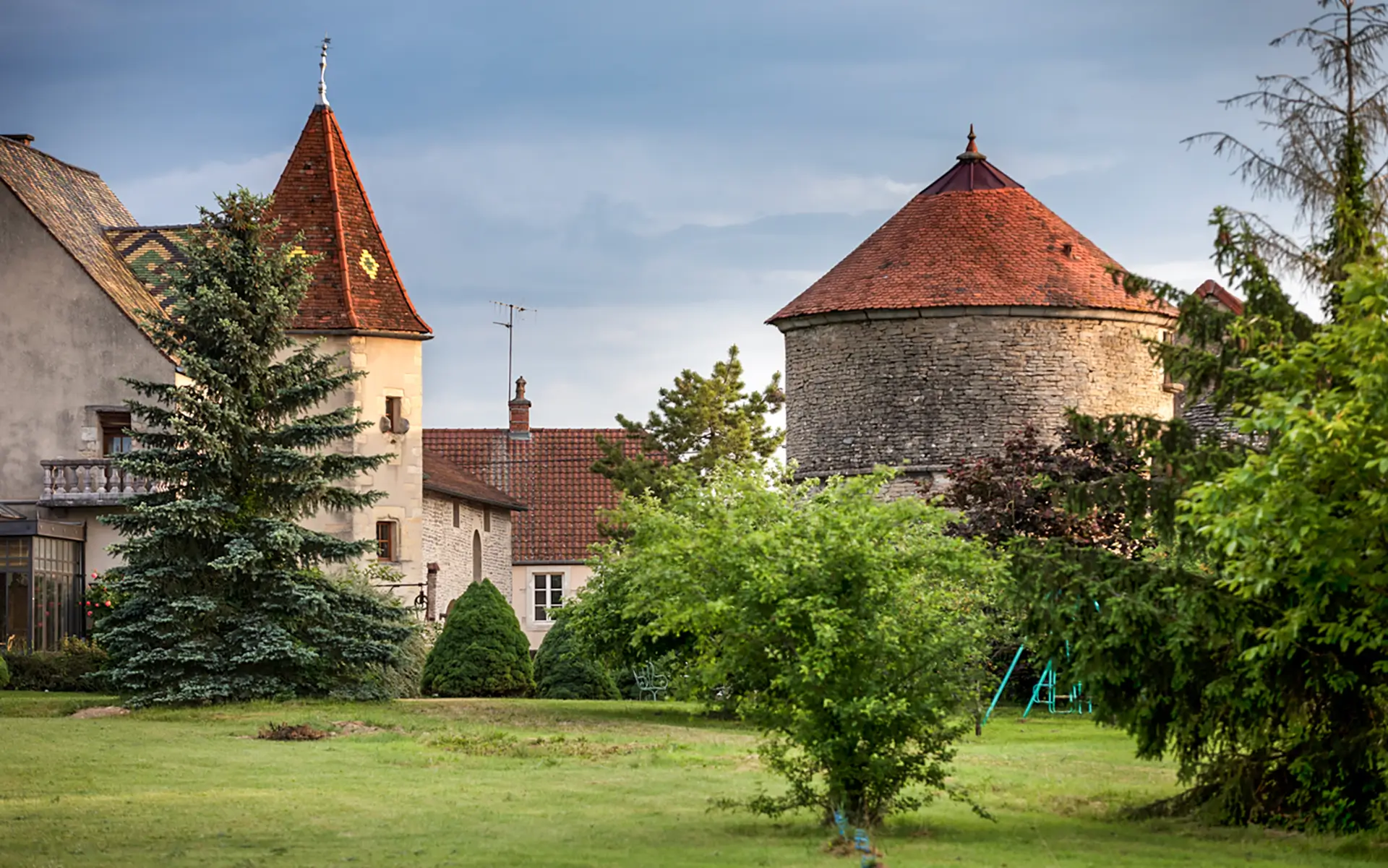 Jardin et façade du domaine seigneurial des XVe-XVIe siècle près de Dijon à vendre - Arrière-Cour, agence immobilière spécialisée en Côte-d'Or