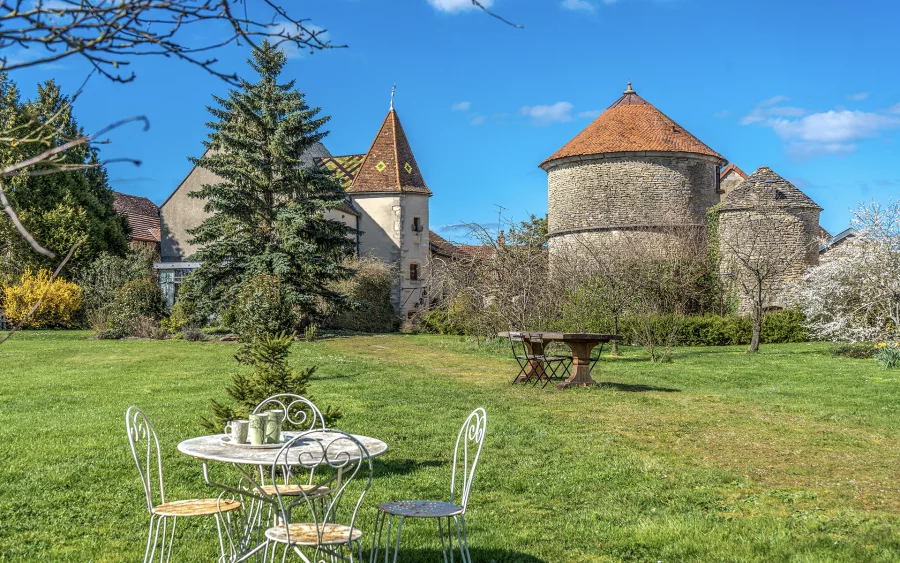 Nature du domaine seigneurial des XVe-XVIe siècle près de Dijon à vendre - Arrière-Cour, agence immobilière spécialisée en Côte-d'Or