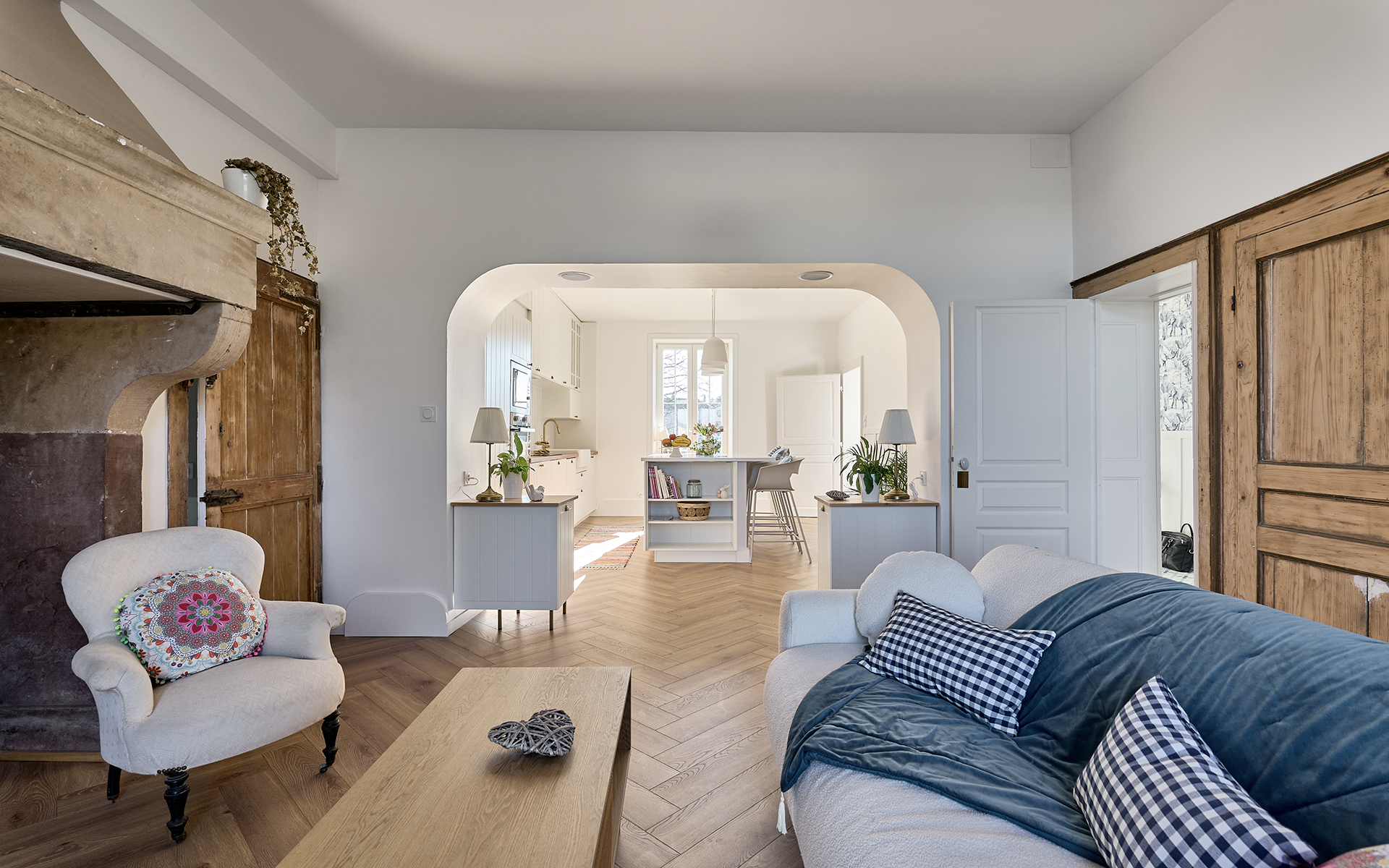 Pièce à vivre de l'ancien presbytère rénové à Sainte-Marie-en-Chaux à vendre - Arrière-Cour, agence immobilière spécialisée en Haute-Saône