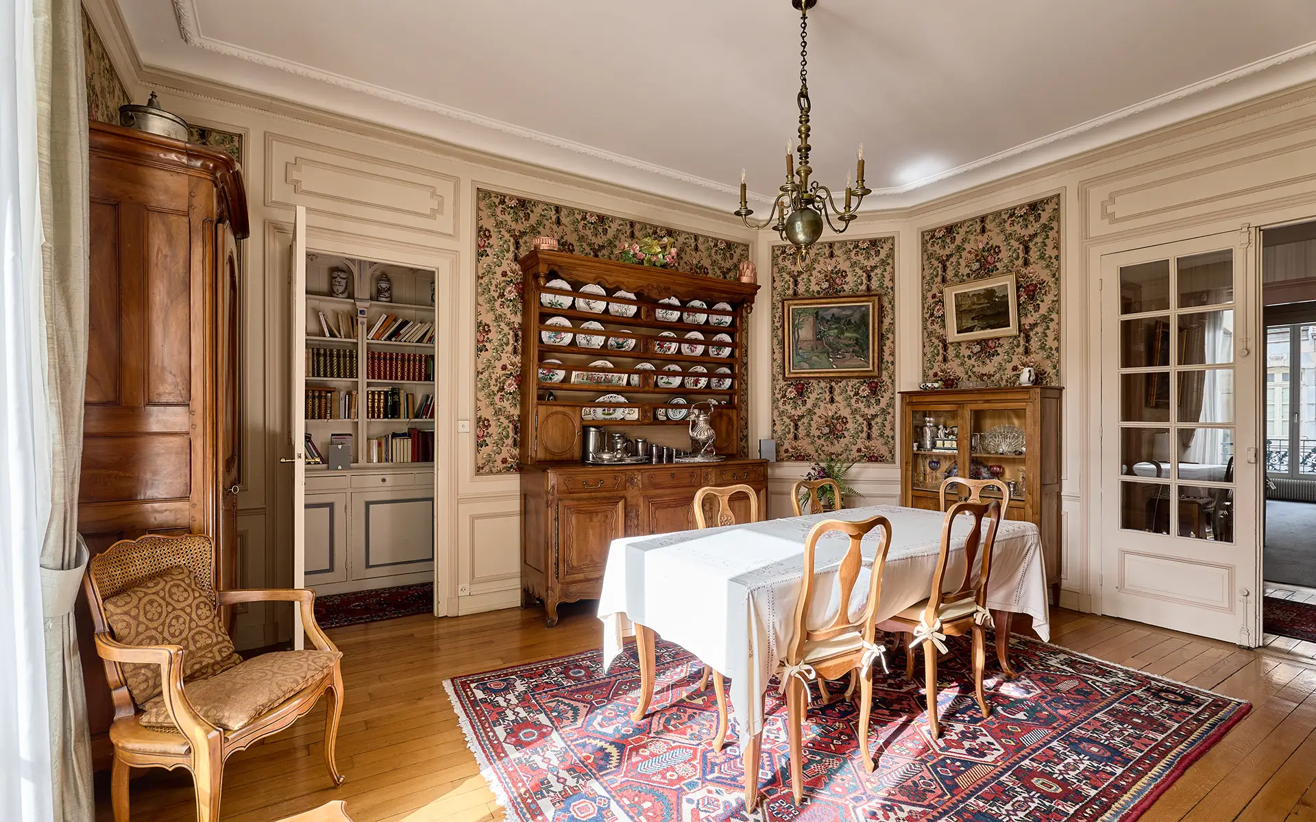 Pièce à vivre de l'appartement haussmannien dans le centre historique de Besançon à vendre - Arrière-Cour, agence immobilière spécialisée dans le Doubs