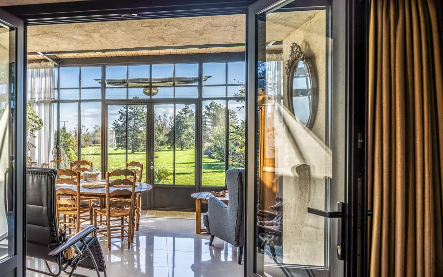 Pièce à vivre du domaine seigneurial des XVe-XVIe siècle près de Dijon à vendre - Arrière-Cour, agence immobilière spécialisée en Côte-d'Or