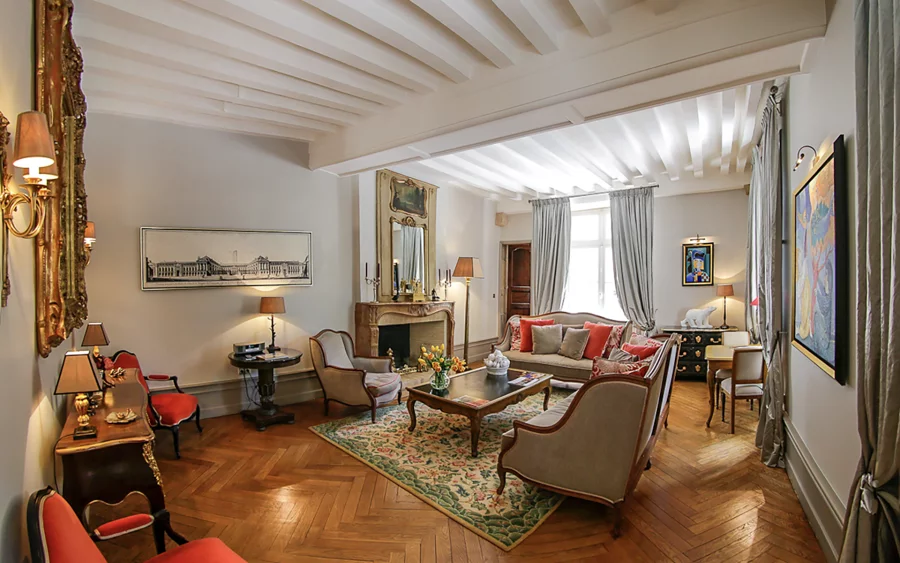 Pièce à vivre de l'hôtel particulier dans le centre historique de Dijon à vendre - Arrière-Cour, agence immobilière spécialisée en Côte-d'Or