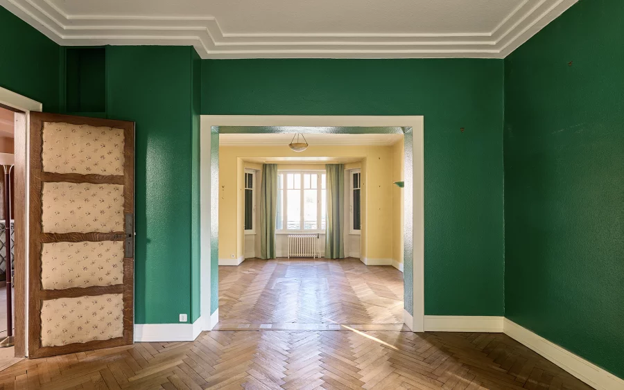 Pièce à vivre de la maison Art Déco des années 1930 en centre-ville de Vesoul à vendre - Arrière-Cour, agence immobilière spécialisée en Haute-Saône