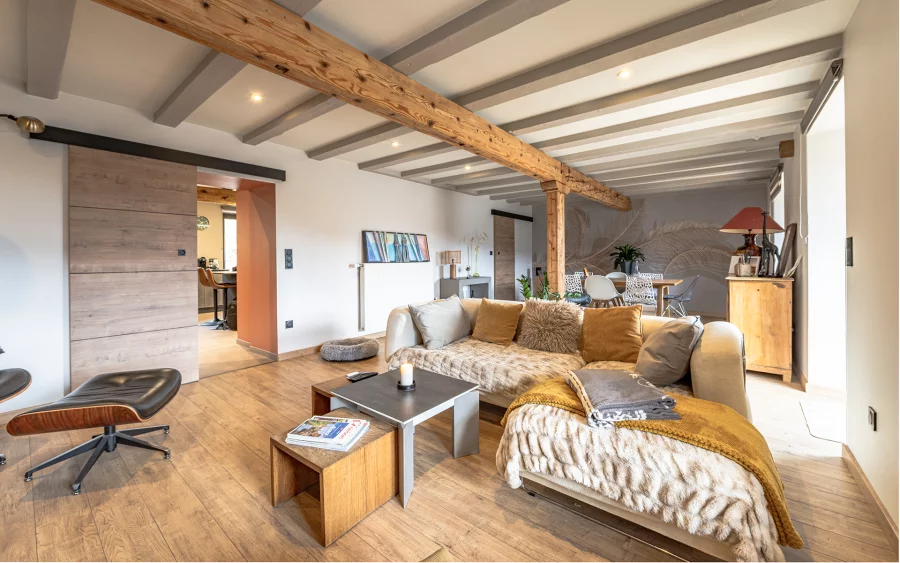 Pièce à vivre de la résidence bourgeoise rénovée au cœur du Val d’Argent à vendre - Arrière-Cour, agence immobilière spécialisée dans le Haut-Rhin