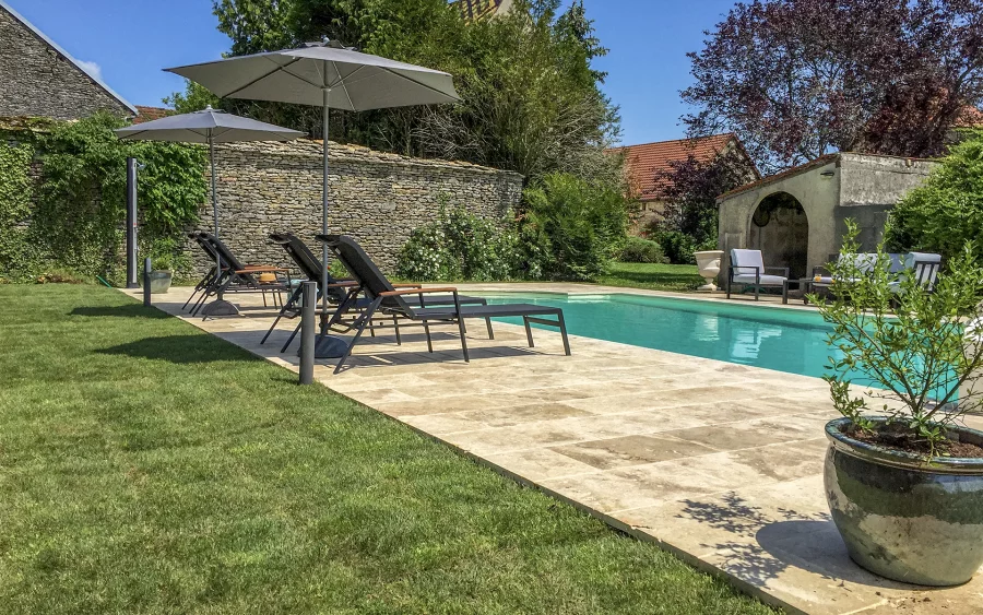 Piscine du domaine seigneurial des XVe-XVIe siècle près de Dijon à vendre - Arrière-Cour, agence immobilière spécialisée en Côte-d'Or