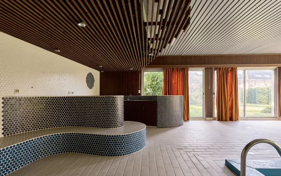 Piscine intérieure de la maison Art Déco des années 1930 en centre-ville de Vesoul à vendre - Arrière-Cour, agence immobilière spécialisée en Haute-Saône