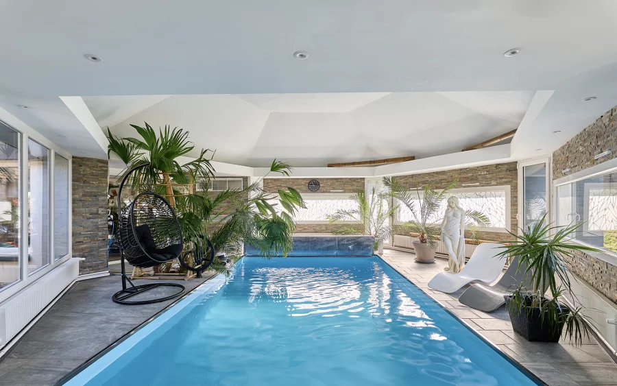Piscine de la propriété atypique avec piscine intérieure et grands volumes proche Épinal à vendre - Arrière-Cour, agence immobilière spécialisée en les Vosges