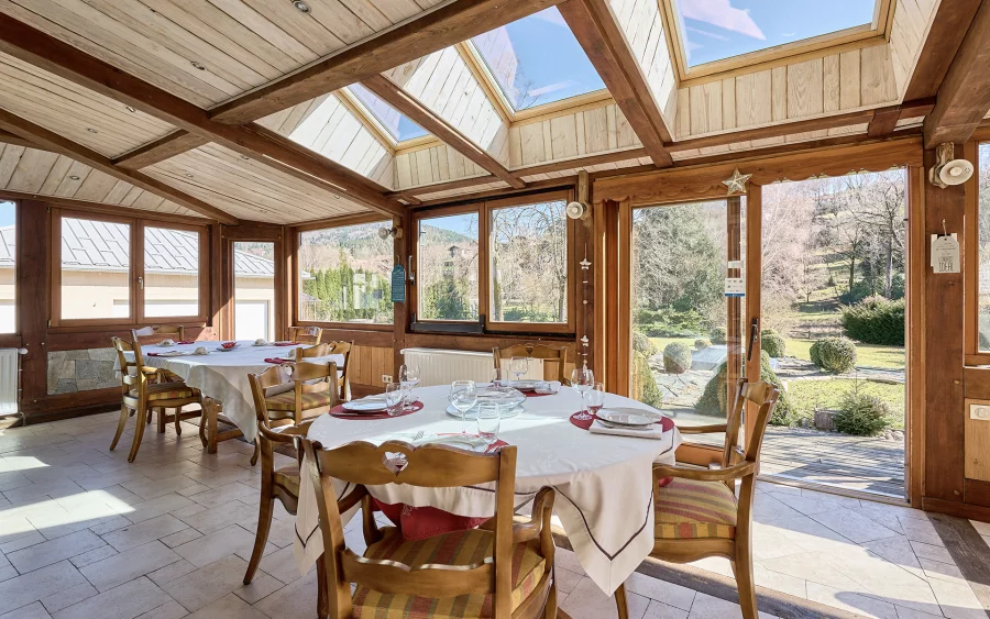 Salle à manger de la maison de maître à Saint-Maurice-sur-Moselle à vendre - Arrière-Cour, agence immobilière spécialisée en Haute-Saône