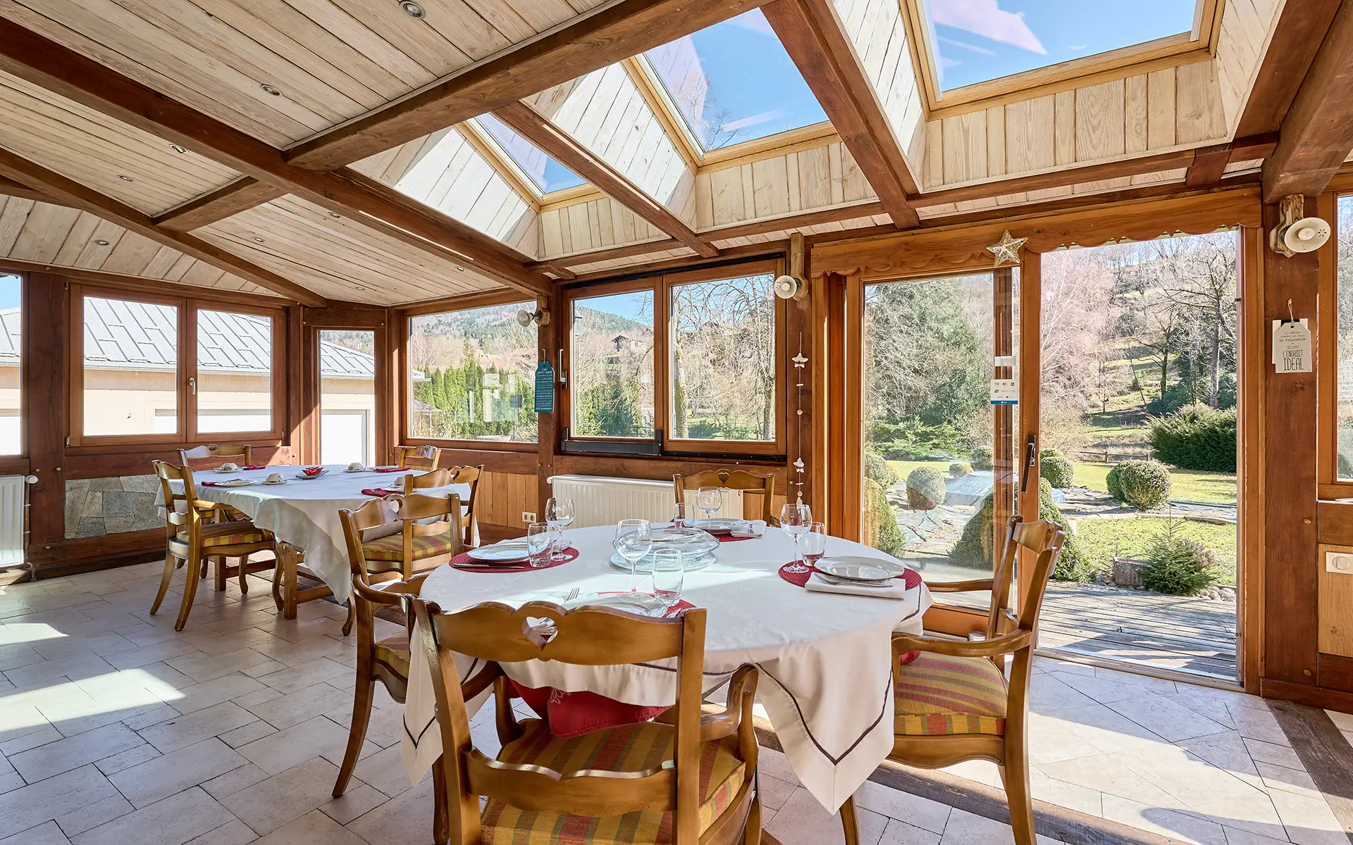 Salle à manger de la maison de maître à Saint-Maurice-sur-Moselle à vendre - Arrière-Cour, agence immobilière spécialisée en Haute-Saône