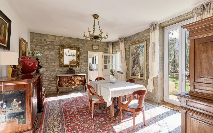 Salle à manger de la maison en pierre à Voiteur au bord de la Seille à vendre - Arrière-Cour, agence immobilière spécialisée dans le Jura