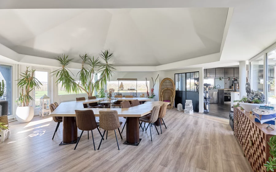 Salle à manger de la propriété atypique avec piscine intérieure et grands volumes proche Épinal à vendre - Arrière-Cour, agence immobilière spécialisée en les Vosges