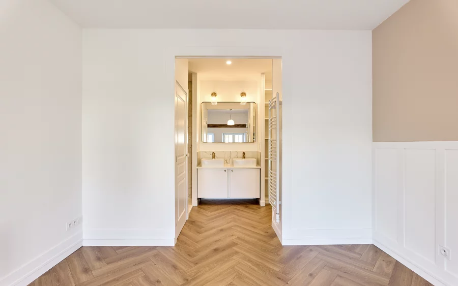 Salle de bain de l'ancien presbytère rénové à Sainte-Marie-en-Chaux à vendre - Arrière-Cour, agence immobilière spécialisée en Haute-Saône