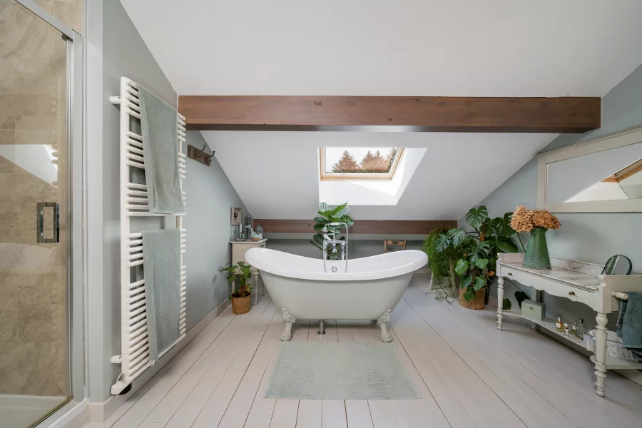 Salle de bain de la maison familiale avec jardin et vue à Gex à vendre - Arrière-Cour, agence immobilière spécialisée dans l'Ain