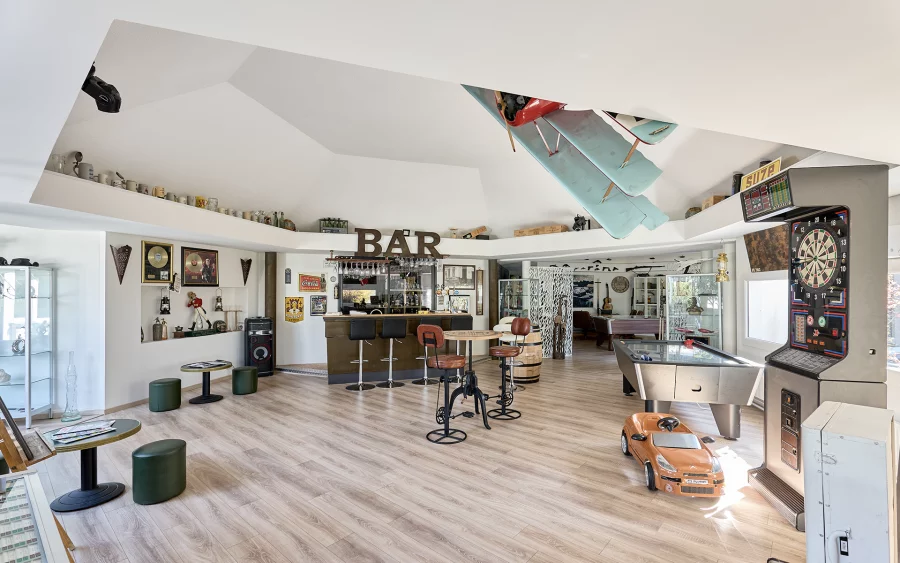 Salle de jeux de la propriété atypique avec piscine intérieure et grands volumes proche Épinal à vendre - Arrière-Cour, agence immobilière spécialisée en les Vosges