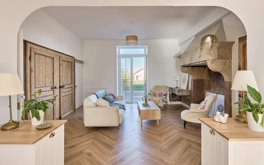 Salon de l'ancien presbytère rénové à Sainte-Marie-en-Chaux à vendre - Arrière-Cour, agence immobilière spécialisée en Haute-Saône