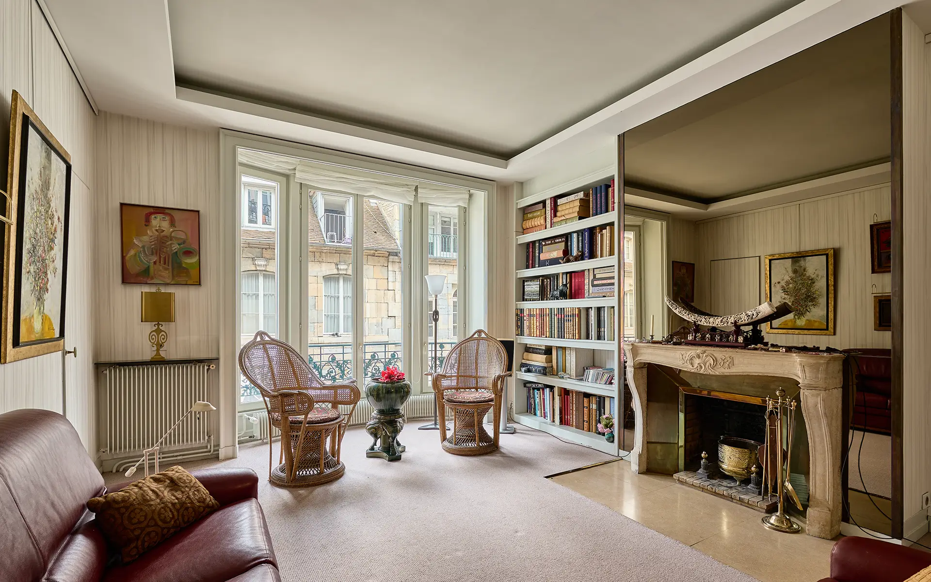 Salon de l'appartement haussmannien dans le centre historique de Besançon à vendre - Arrière-Cour, agence immobilière spécialisée dans le Doubs