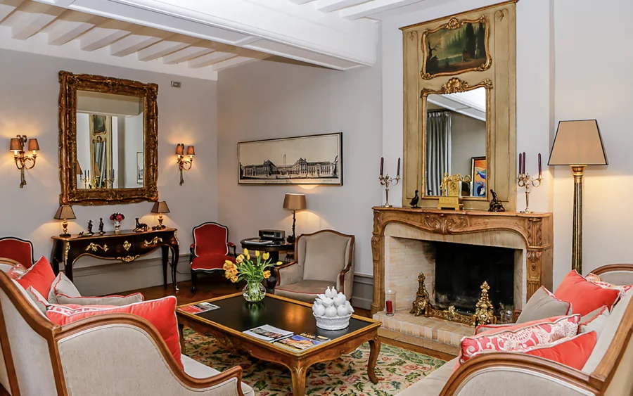 Salon de l'hôtel particulier dans le centre historique de Dijon à vendre - Arrière-Cour, agence immobilière spécialisée en Côte-d'Or