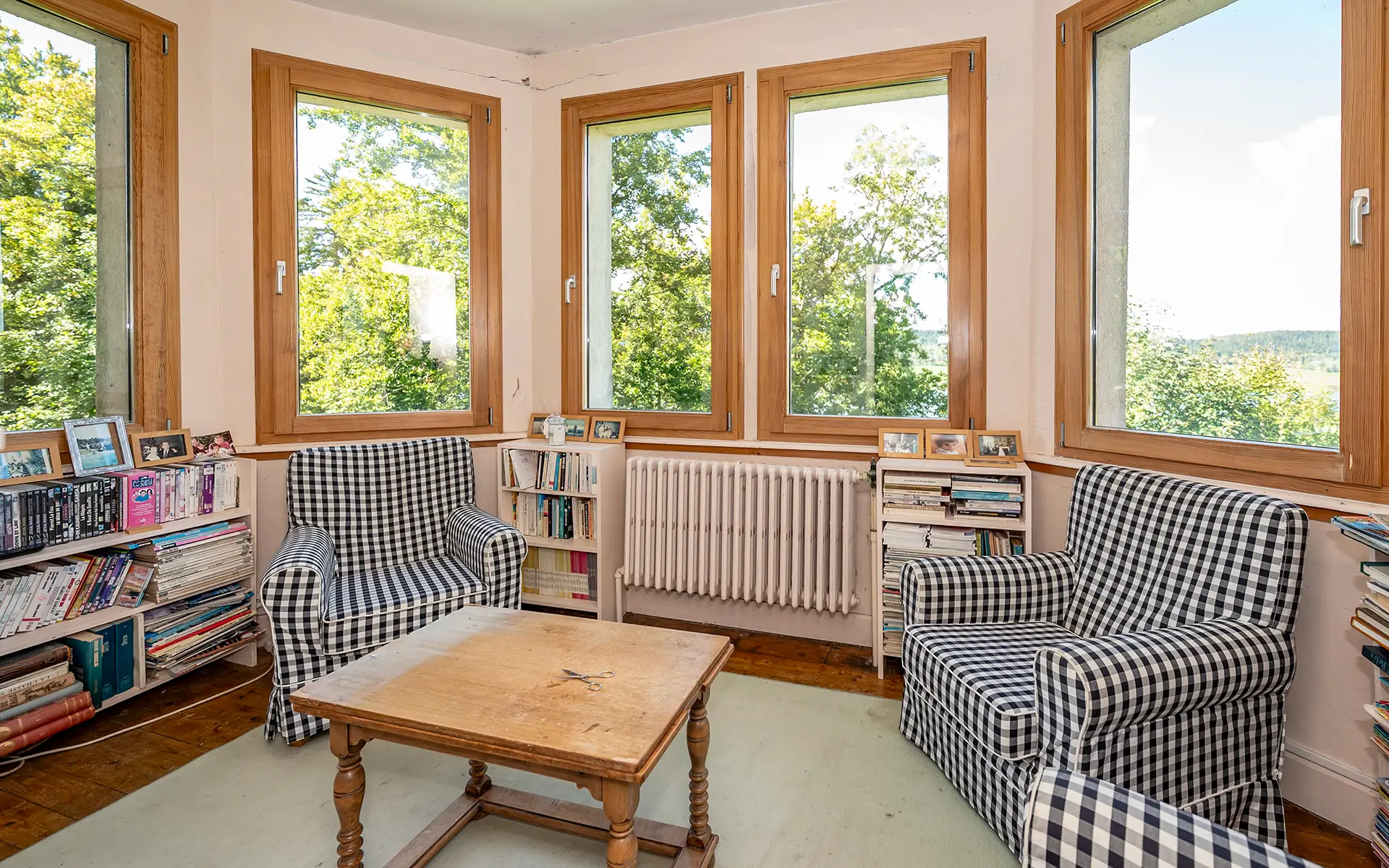 Salon de la maison des années 30 à Malbuisson avec vue lac à vendre - Arrière-Cour, agence immobilière spécialisée dans le Doubs