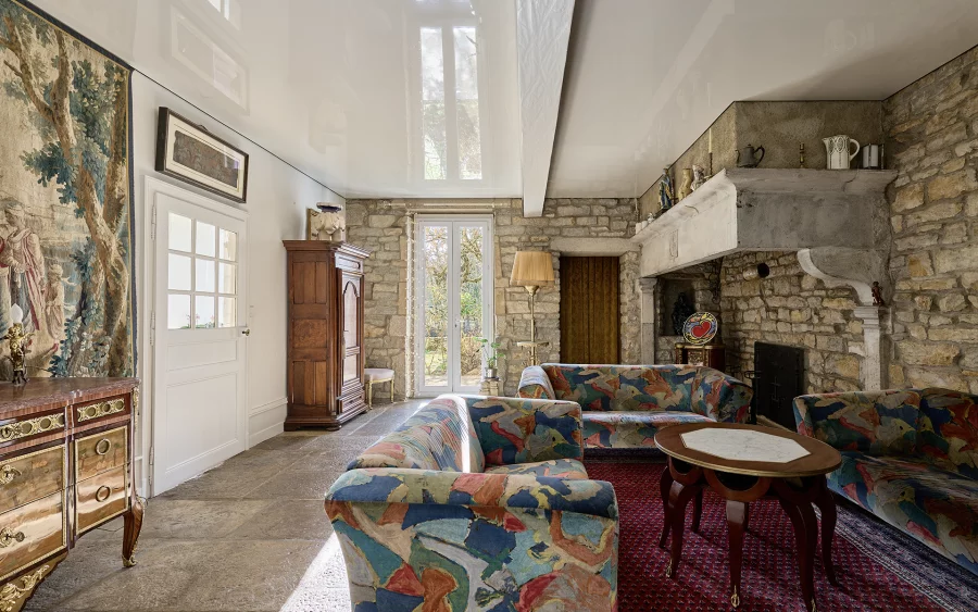 Salon de la maison en pierre à Voiteur au bord de la Seille à vendre - Arrière-Cour, agence immobilière spécialisée dans le Jura