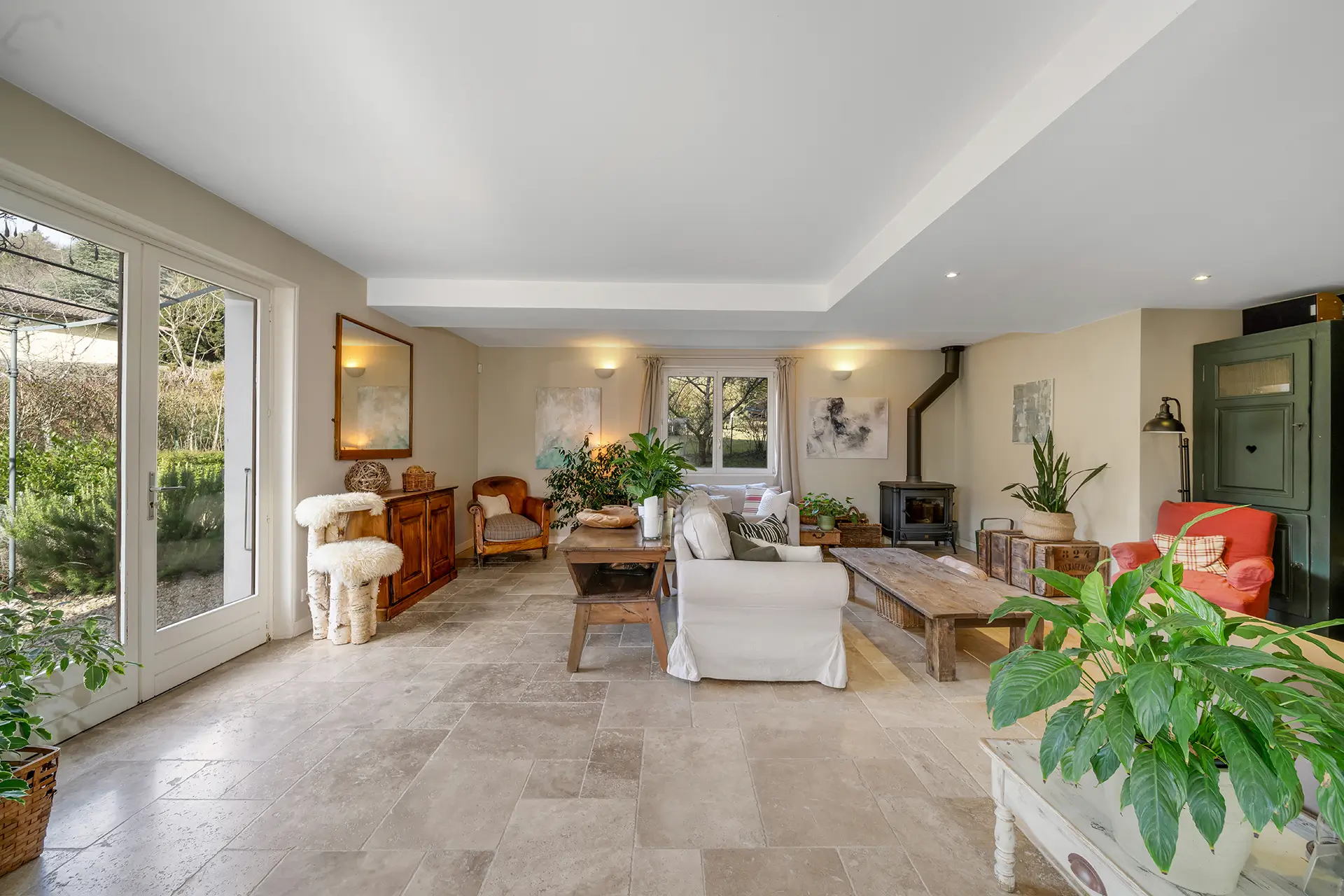 Salon de la maison familiale avec jardin et vue à Gex à vendre - Arrière-Cour, agence immobilière spécialisée dans l'Ain