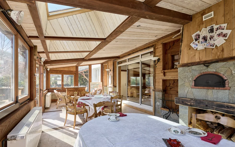 Séjour de la maison de maître à Saint-Maurice-sur-Moselle à vendre - Arrière-Cour, agence immobilière spécialisée en Haute-Saône