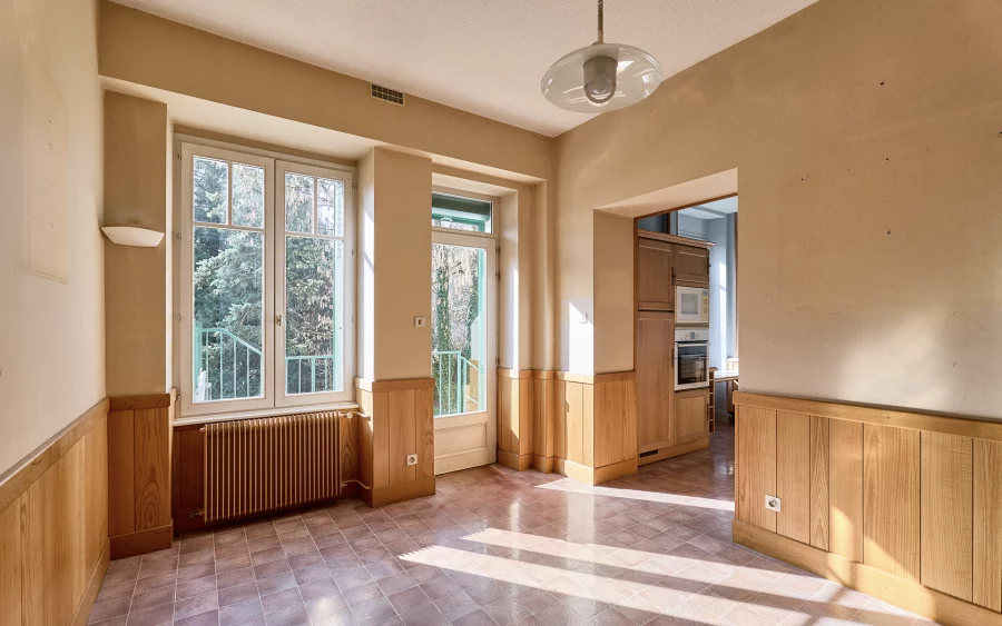 Séjour de la maison Art Déco des années 1930 en centre-ville de Vesoul à vendre - Arrière-Cour, agence immobilière spécialisée en Haute-Saône